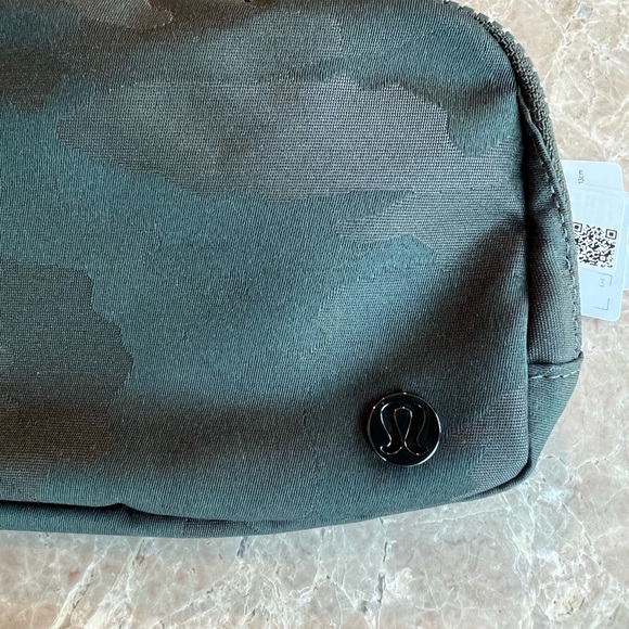 🤎💚Lululemon Everywhere Belt Bag-Heritage Camo - Picture 5 of 5